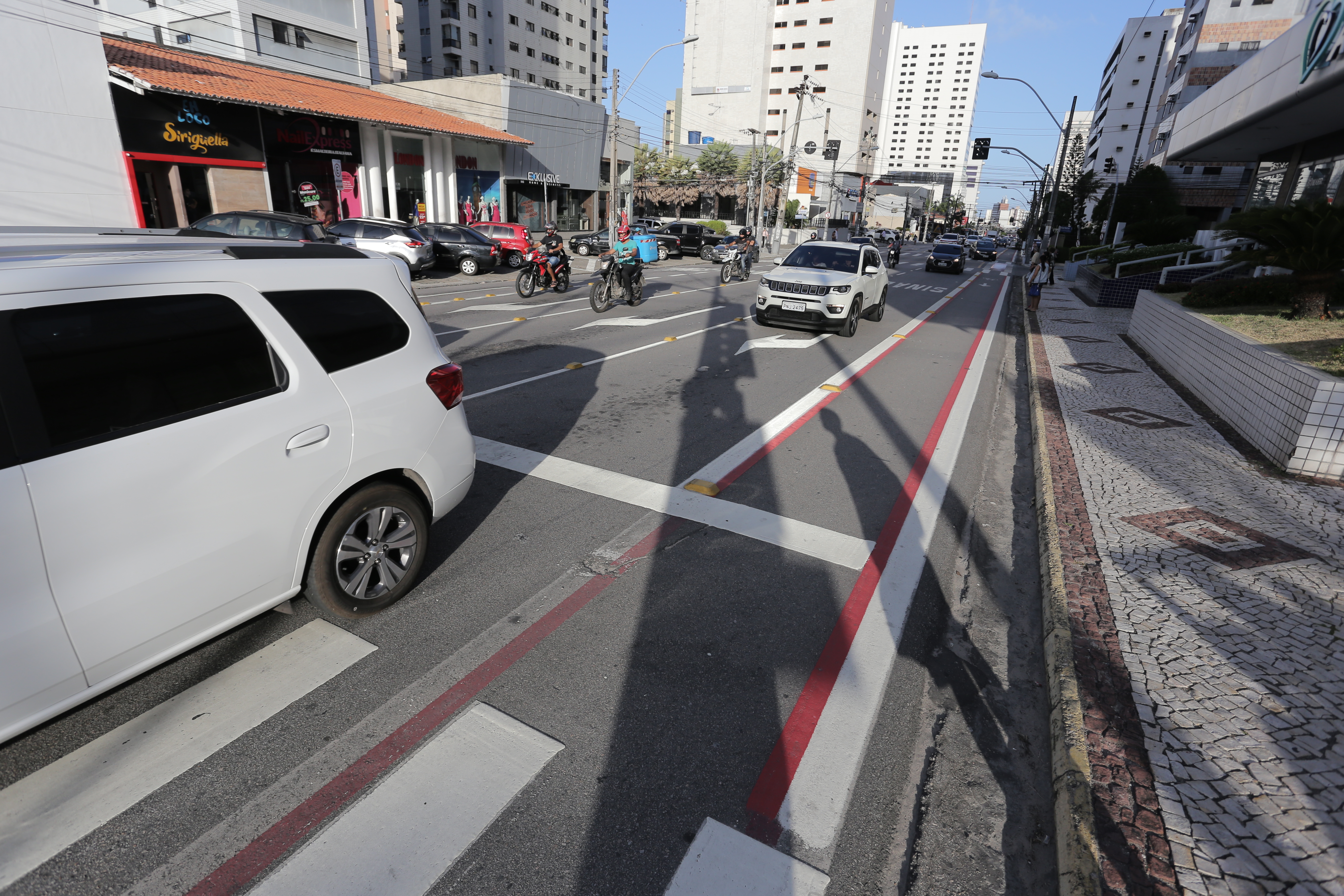 carros andando pela Avenida Dom Luís